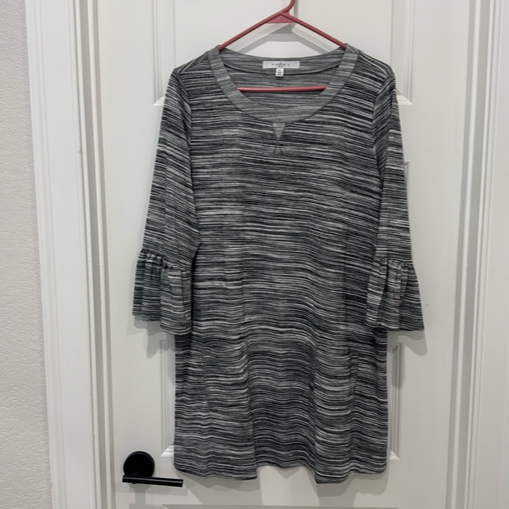 3/4 sleeve.  Black and white dress.  Sz large.  Size 8-10